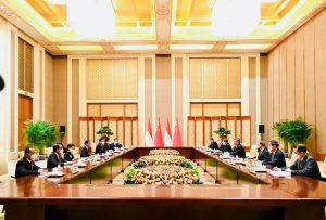 Presiden Joko Widodo (keempat kiri) melakukan pertemuan bilateral dengan Perdana Menteri China Li Keqiang (keempat kanan) di Villa 5, Diaoyutai State Guesthouse, Beijing, China, Selasa (26/7/2022). ANTARA FOTO/Biro Pers Setpres/Laily Rachev