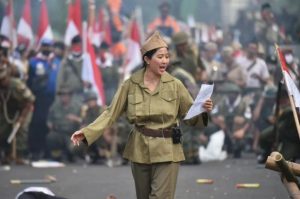 Olivia Zalianty baca puisi di teatrikal Parade Surabaya Juang