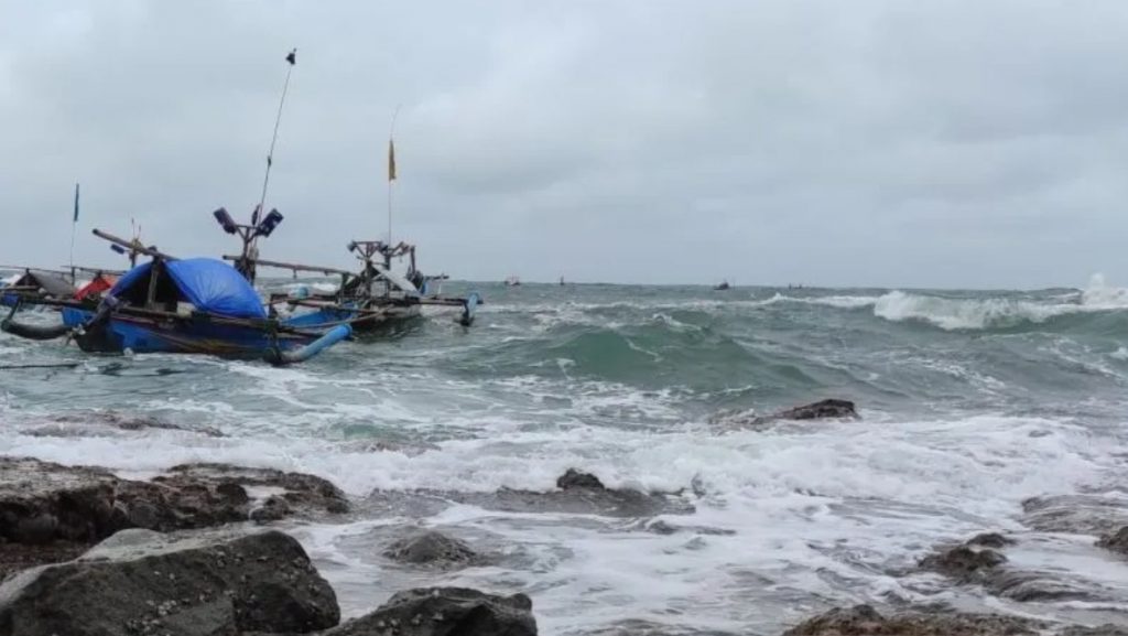 Waspadai Gelombang Tinggi Hingga 4 Meter