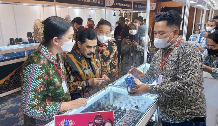 Pameran Perhiasan Terbesar Dihelat di Surabaya