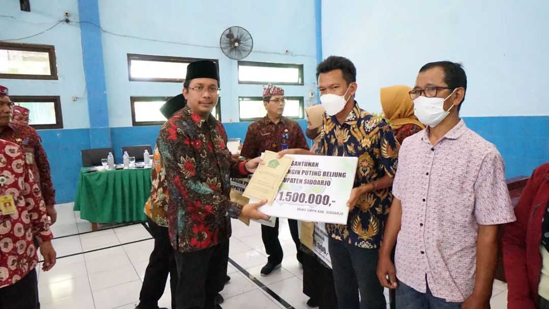 Korban Bencana Angin Puting Beliung Terima Bantuan