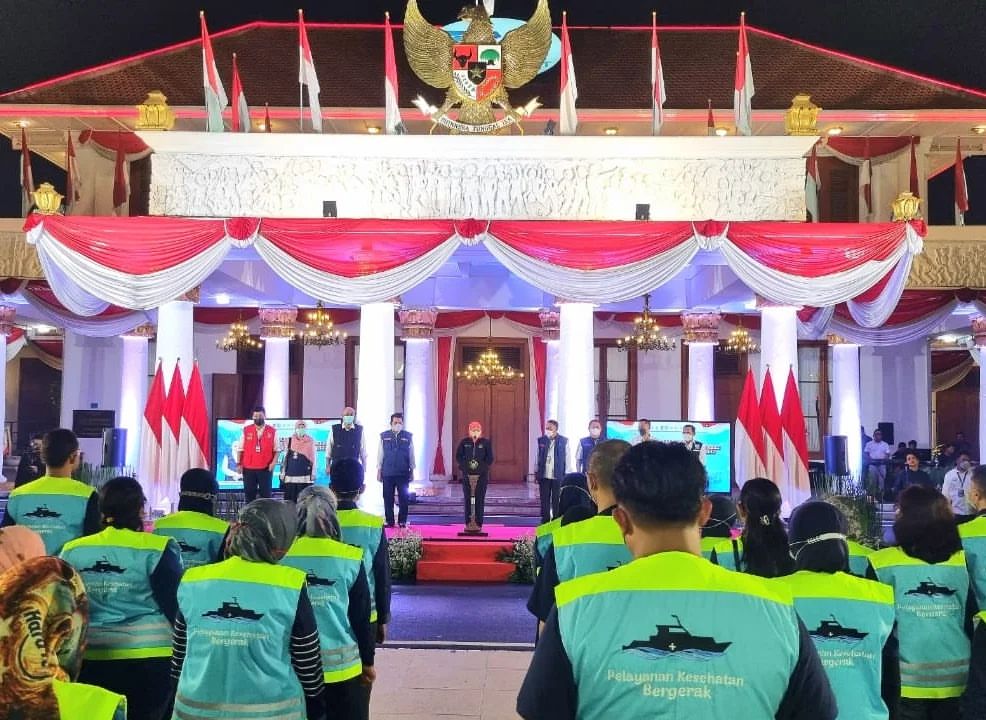 Khofifah Lepas Tim Kesehatan ke Pulau Kangean