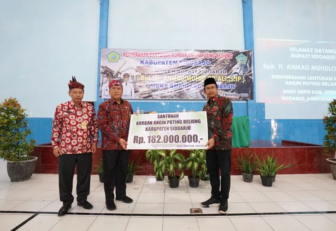 Korban Bencana Angin Puting Beliung Terima Bantuan