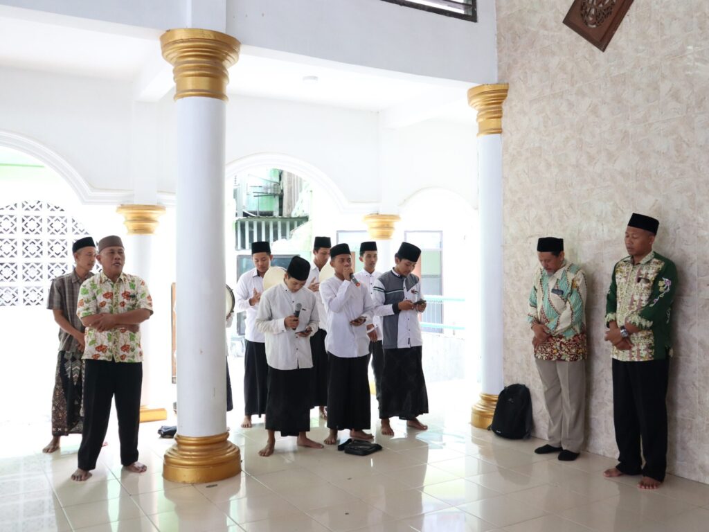 UNUGIRI menyelenggarakan acara Maulid Nabi Muhammad.