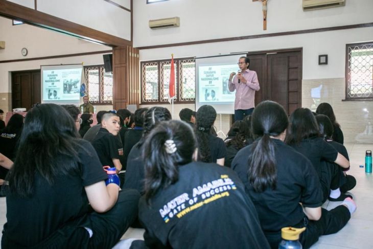 Ketua DPRD Surabaya Adi Sutarwijono saat bertemu dengan pelajar SMK katolik mater amabilis surabaya belum lama ini.