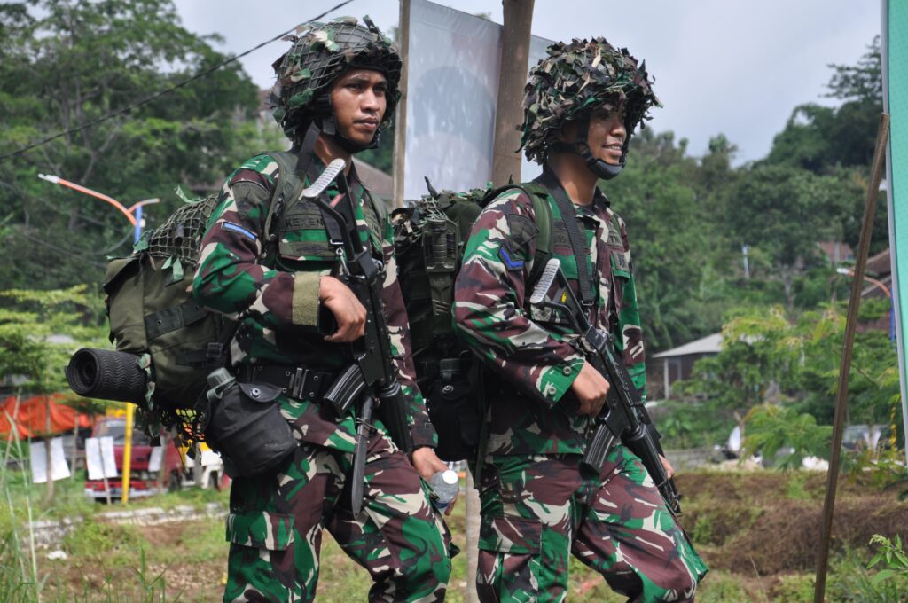 Momen Ketika Prajurit Yonzeni 2 Marinir Susuri Jalan Terjal Dan Berkabut Lereng Gunung Lawu