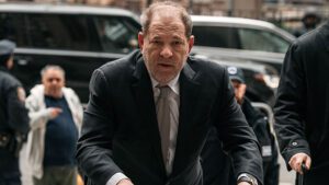 Harvey Weinstein: Foto Produser Hollywood yang Dipermalukan