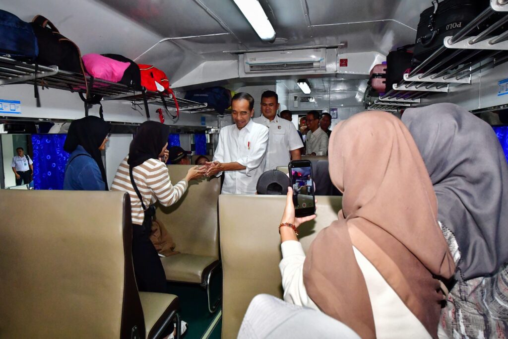 Presiden Jokowi Tinjau Arus Mudik Lebaran di Stasiun Pasar Senen