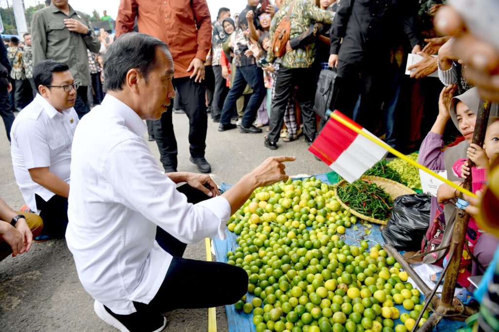 Tinjau Pasar Muara Bungo, Presiden Tekankan Pentingnya Revitalisasi Pasar