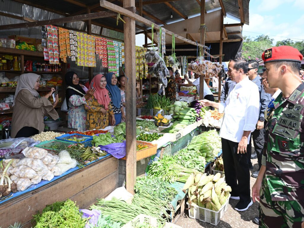 Presiden Jokowi Cek Harga dan Berikan Bantuan ke Pedagang di Pasar Temenggoeng Djaja Karti