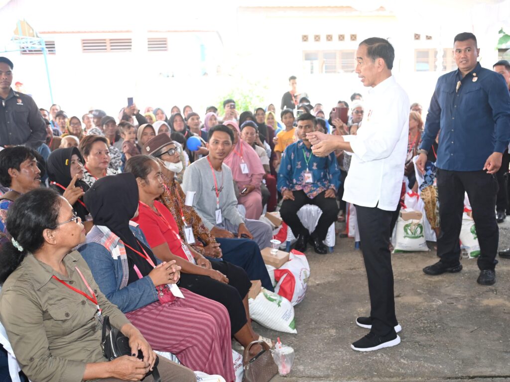 Serahkan Bantuan Pangan di Gudang Bulog Buntok, Presiden Pastikan Kontinuitas hingga Desember