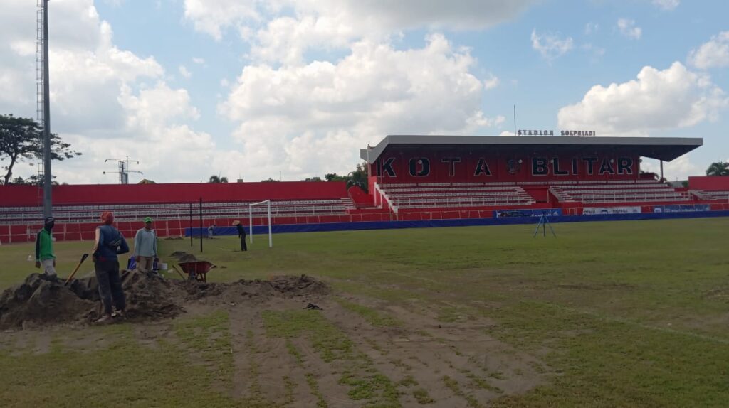 Arema FC Terus Pantau Percepatan Perbaikan Lapangan Stadion Supriyadi Blitar