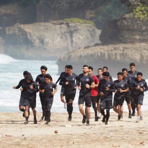 Singo Edan Asah Fisik di Pantai, Targetkan Performa Maksimal di Liga 1