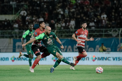 Brace Rashid Bawa Green Force Menang di Madura