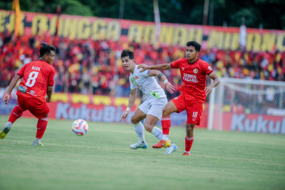 Buang Pemain dan Buang Peluang, Persebaya Tertahan di Padang 