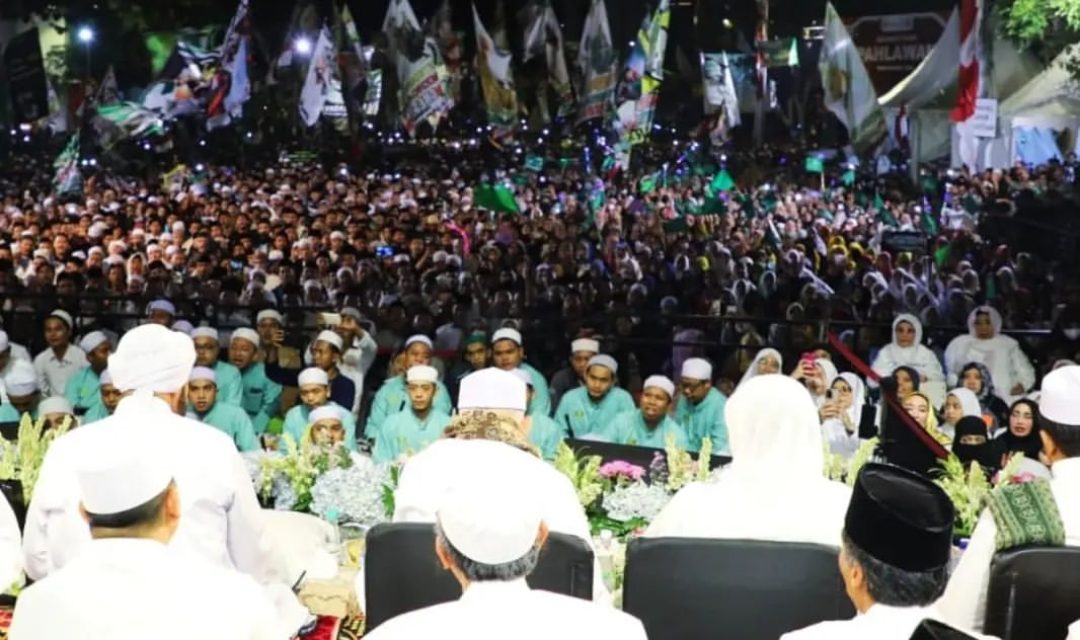 Ribuan Syekhermania Banjiri Surabaya Bersholawat di Tugu Pahlawan