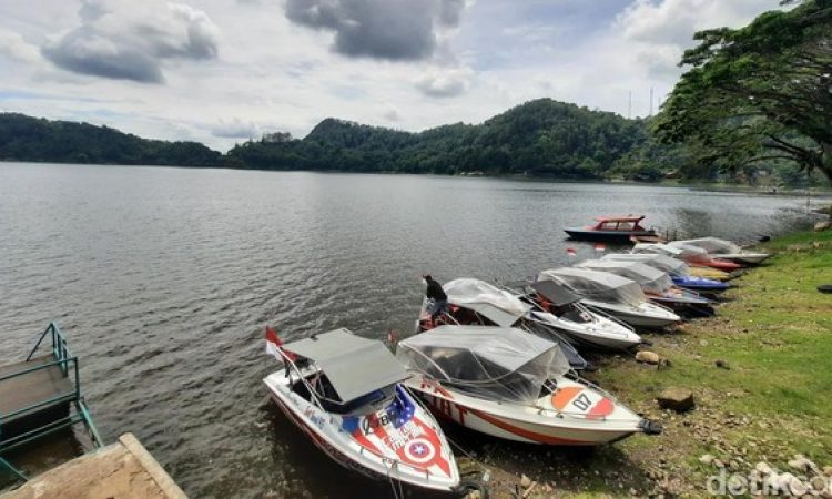 Serunya Naik Speed Boat di Telaga Ngebel