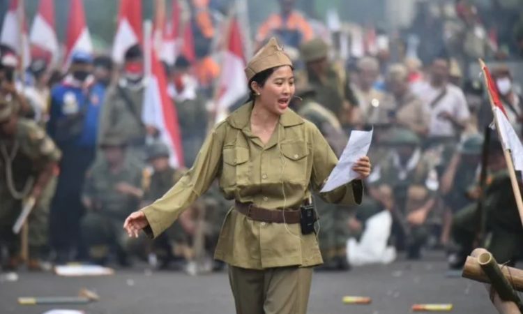 Olivia Zalianty baca puisi di teatrikal Parade Surabaya Juang