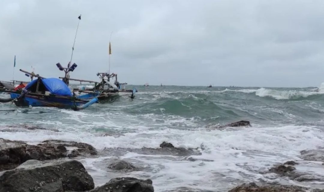 Waspadai Gelombang Tinggi Hingga 4 Meter