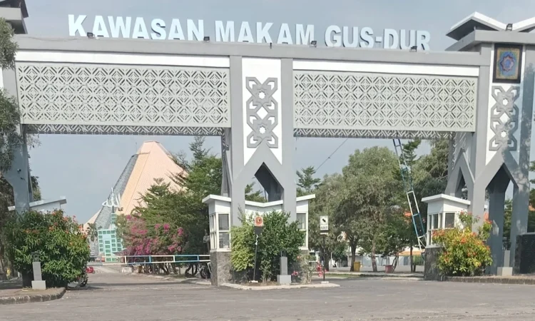 Kawasan Makam Gus Dur dibuat parkir peserta Konferwil NU Jatim. (Foto: NU Online Jombang/Syaiful Chabib)