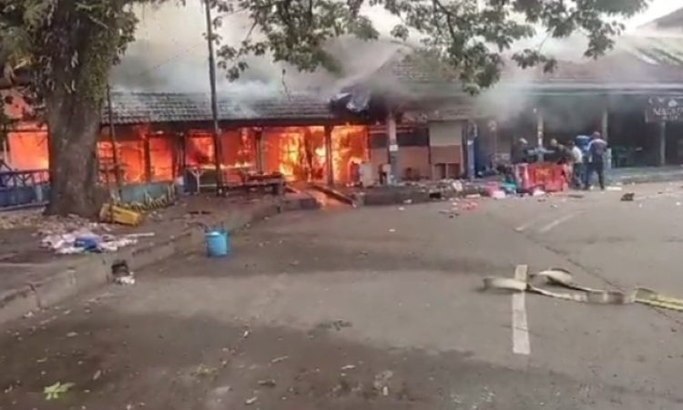 Belasan kios di terminal Leuwipanjang terbakar (Foto: Pikiran Rakyat)