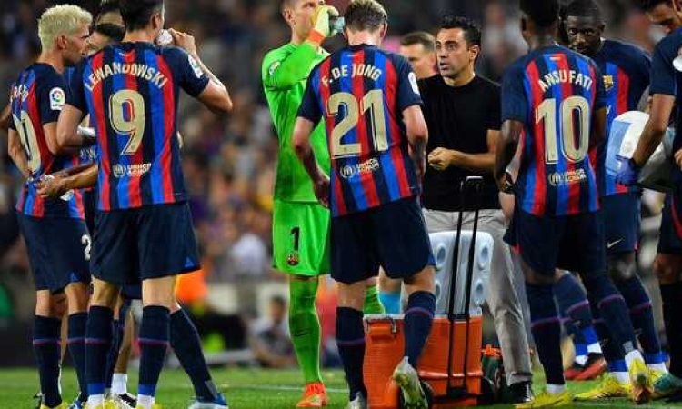 Barcelona's Spanish coach Xavi talks to players during the Spanish league football match between FC Barcelona and Rayo Vallecano de Madrid at the Camp Nou stadium in Barcelona on August 13, 2022. (Photo by Pau BARRENA / AFP)