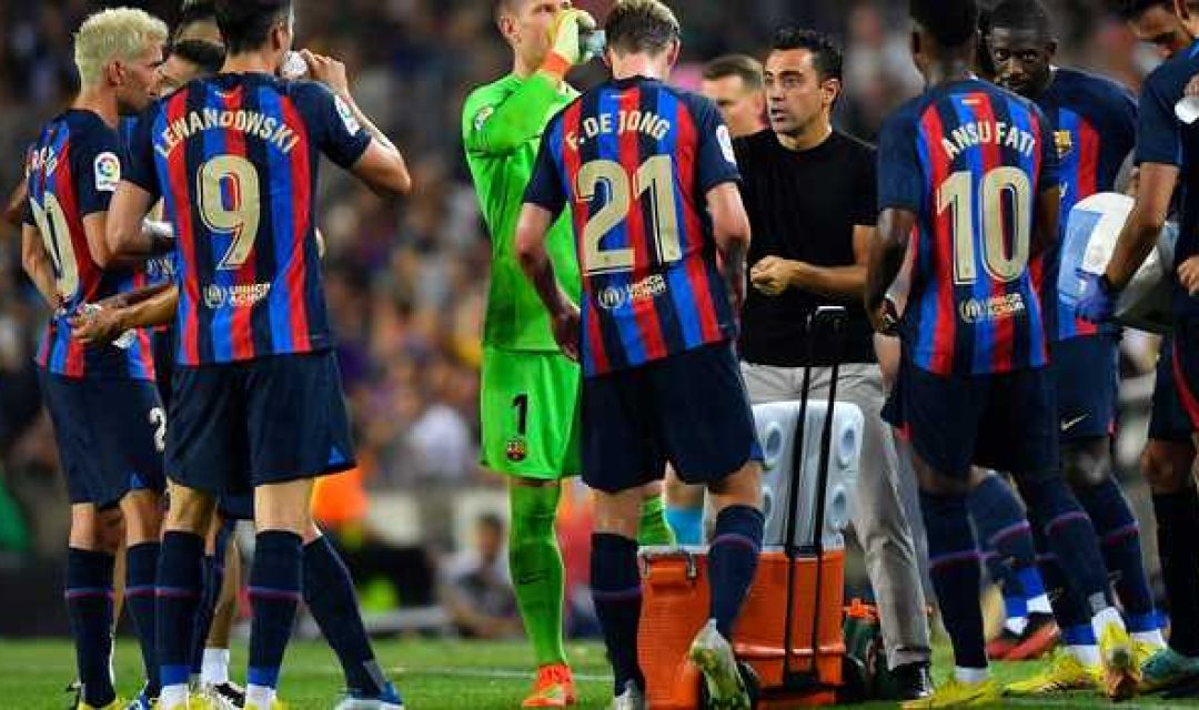 Barcelona's Spanish coach Xavi talks to players during the Spanish league football match between FC Barcelona and Rayo Vallecano de Madrid at the Camp Nou stadium in Barcelona on August 13, 2022. (Photo by Pau BARRENA / AFP)