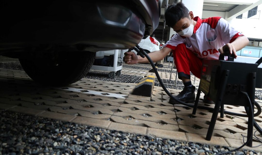 Standar Kualitas Udara. Seorang mekanik melakukan uji emisi pada kendaraan di Jakarta, Minggu (11/12/2022). Uji emisi ini dilakukan untuk mengetahui kinerja dan kualitas hingga memonitor efisiensi pembakaran mesin kendaraan bermotor. Berdasarkan data Real-time Air Quality Index (AQI), pada awal Desember 2022, konsentrasi PM2.5 di udara Jakarta tercatat 4,8 kali dari nilai pedoman standar kualitas udara tahunan World Health Organization (WHO). B Universe Photo/Mohammad Defrizal