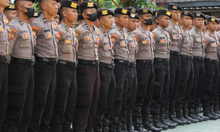Polisi mengikuti apel pasukan di Pengadilan Negeri Surabaya, Jawa Timur, Senin (16/1/2023).