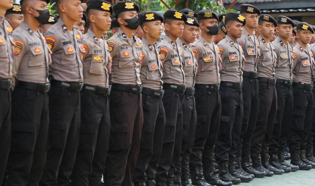 Polisi mengikuti apel pasukan di Pengadilan Negeri Surabaya, Jawa Timur, Senin (16/1/2023).