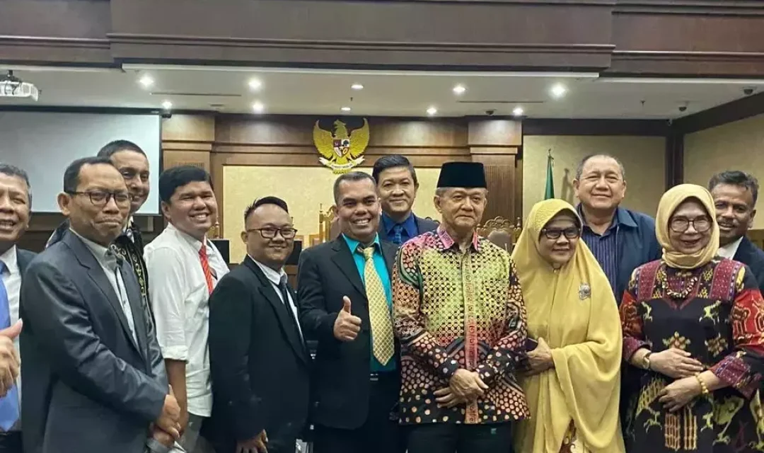 Anwar Abbas (tengah, berbatik) berfoto bersama tim kuasa hukum usai sidang gugatan perdata Panji Gumilang di PN Jakarta Pusat