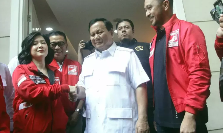 Ketua DPP Partai Solidaritas Indonesia (PSI) Giring Ganesha (kanan), bersama Wakil Ketua Dewan Pembina PSI Grace Natalie (kiri), menyambut Ketua Umum Partai Gerindra Prabowo Subianto (tengah), di markas DPP Partai Solidaritas Indonesia (PSI) di Jalan Wahid Hasyim, Tanah Abang, Jakarta Pusat