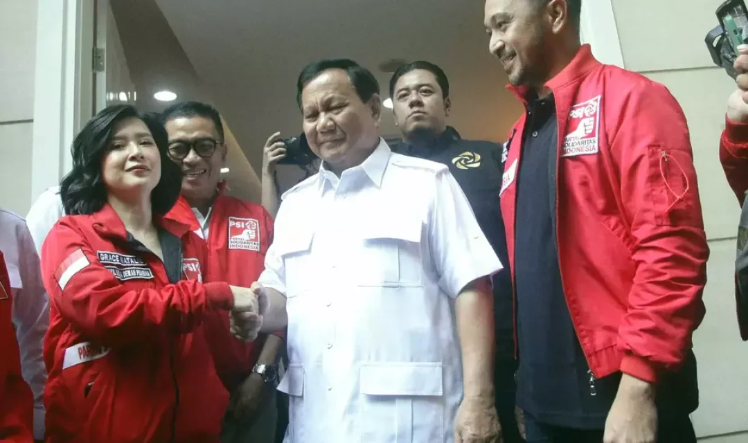 Ketua DPP Partai Solidaritas Indonesia (PSI) Giring Ganesha (kanan), bersama Wakil Ketua Dewan Pembina PSI Grace Natalie (kiri), menyambut Ketua Umum Partai Gerindra Prabowo Subianto (tengah), di markas DPP Partai Solidaritas Indonesia (PSI) di Jalan Wahid Hasyim, Tanah Abang, Jakarta Pusat