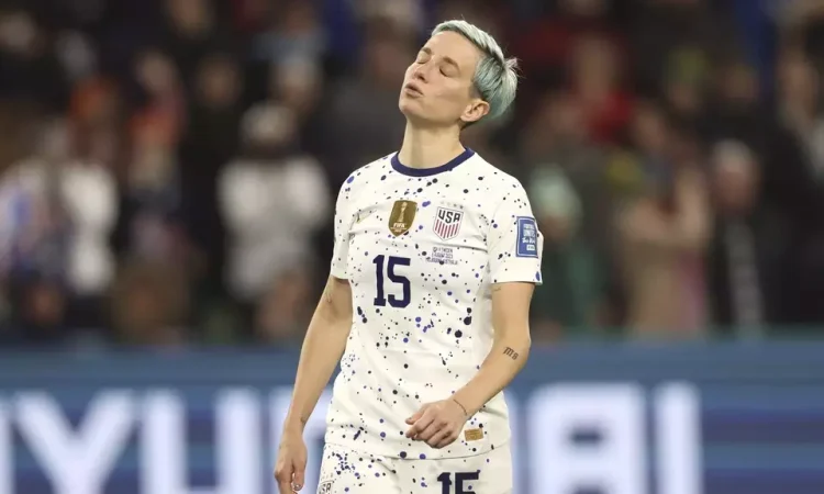 Ekspresi pesepak bola timnas putri AS Megan Rapinoe setelah gagal mencetak gol dalam adu penalti selama pertandingan sepak bola babak 16 besar Piala Dunia Wanita melawan Swedia. (Foto: BeritaSatu)