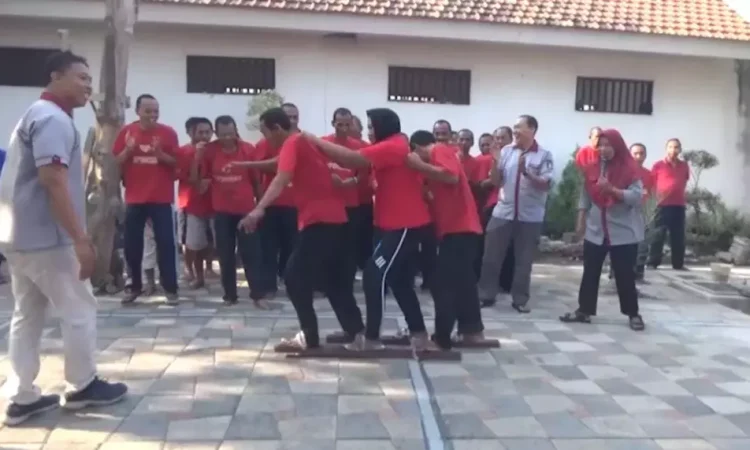 Suasana penderita ODGJ di Liponsos Surabaya saat mengikuti lomba tradisional balap karung dan lari estafet bakiak untuk memeriahkan HUT Ke-78 RI. (Foto: Berita Satu)