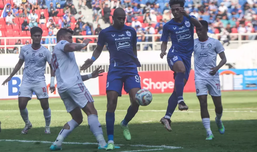 Pemain PSIS Semarang Lucas Gama Moreira (tengah) berebut bola dengan Charles Almedia dari Arema FC (kedua kiri) dalam pertandingan Liga 1 di Stadion Jatidiri, Semarang, Jawa Tengah