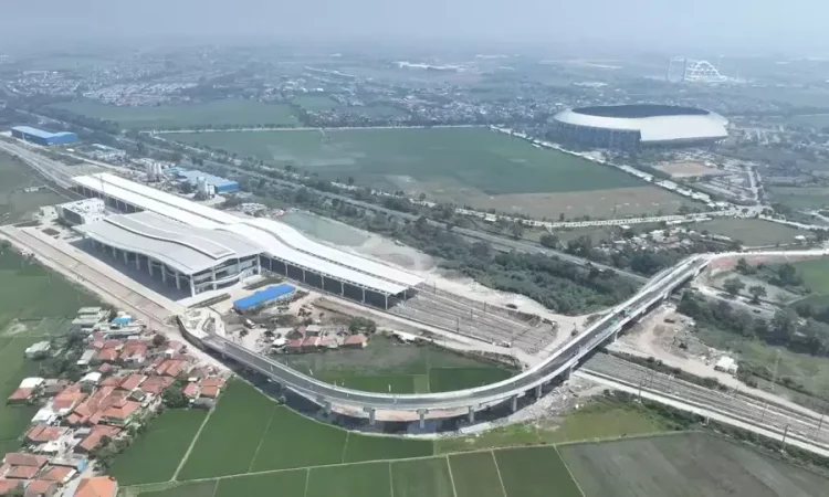 Jembatan Cibiru sebagai akses keluar-masuk di stasiun Kereta Cepat Jakarta-Badung (KCJB) Tegalluar.