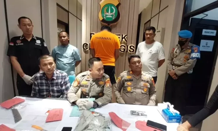 Kapolsek Cimanggis, Kompol Arief Budiharso saat menggelar rilis ungkap kasus di Polsek Cimanggis