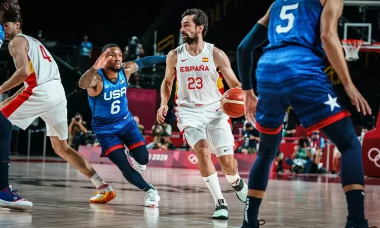 Pemain Tim Nasional Bola Basket Spanyol, Sergio Lull, membawa bola.