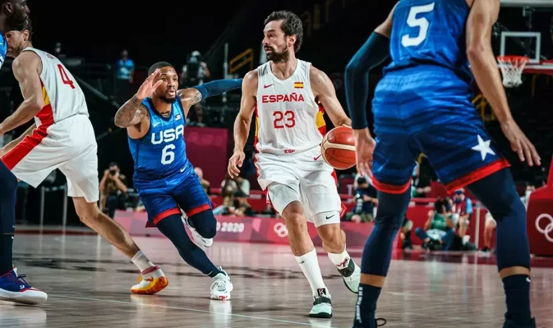 Pemain Tim Nasional Bola Basket Spanyol, Sergio Lull, membawa bola.