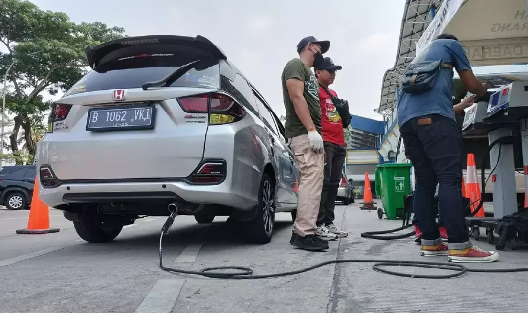 IMI Kota Tangerang menggelar uji emisi kendaraan roda empat gratis di di area Stadion Reborn Benteng Kota Tangerang.