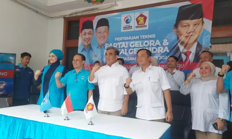 Sekjen Partai Gerindra, Ahmad Muzani (kedua dari kanan) bersama Sekjen Partai Gelora, Mahfuz Sidik (kedua dari kiri) di kantor DPN Partai Gelora di Setiabudi, Jakarta Selatan, Sabtu, 19 Agustus 2023.