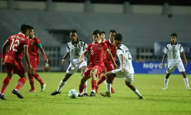 Gelandang Timnas U-23 Indonesia, Rifky Dwi Septiawan, membawa bola saat melawan Timor Leste, di Piala AFF U-23