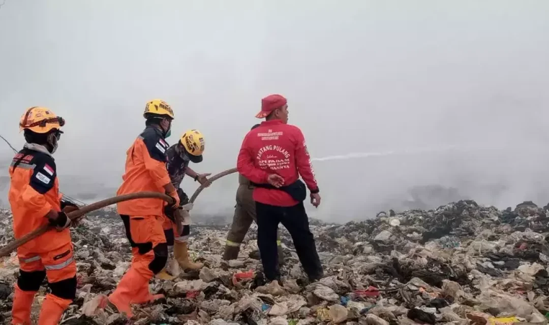 Petugas memadamkan kebakaran gunungan sampah di TPA Sarimukti di Desa Sarimukti, Kecamatan Cipatat, Kabupaten Bandung Barat (KBB), Rabu 23 Agustus 2023.