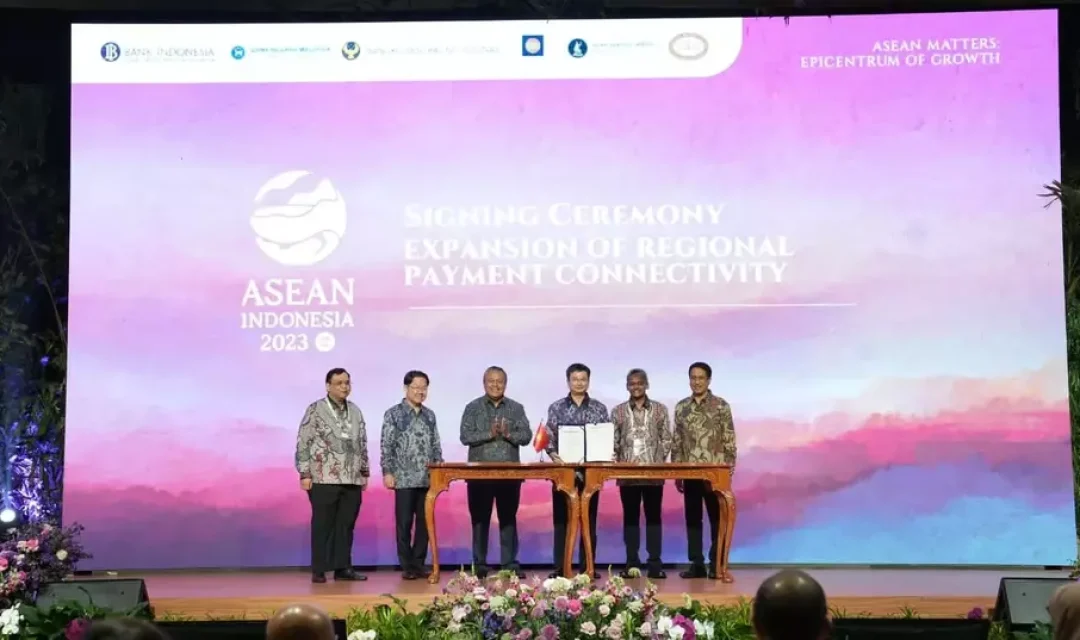 State Bank of Vietnam (SBV) sepakat untuk bergabung dalam kerja sama konektivitas pembayaran di kawasan ASEAN. SBV menandatangani amandemen nota kesepahaman di sela-sela Pertemuan Gubernur Bank Sentral dan Menteri Keuangan ASEAN ke-10, Jakarta, Jumat, 25 Agustus 2023.