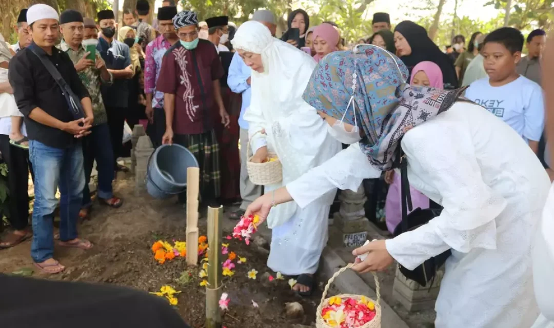 Suasana pemakaman Wahyu Dian Silviani, dosen UIN Raden Mas Said Solo yang tewas dibunuh kuli bangunan. (Beritasatu)