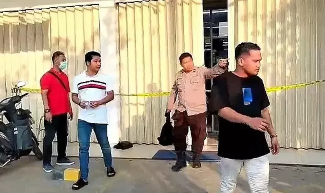 Polisi mengamankan lokasi pembunuhan terhadap karyawan Indomaret di Kelurahan Palingkau Baru, Kecamatan Kapuas Murung, Kabupaten Kapuas, Kalimantan Tengah