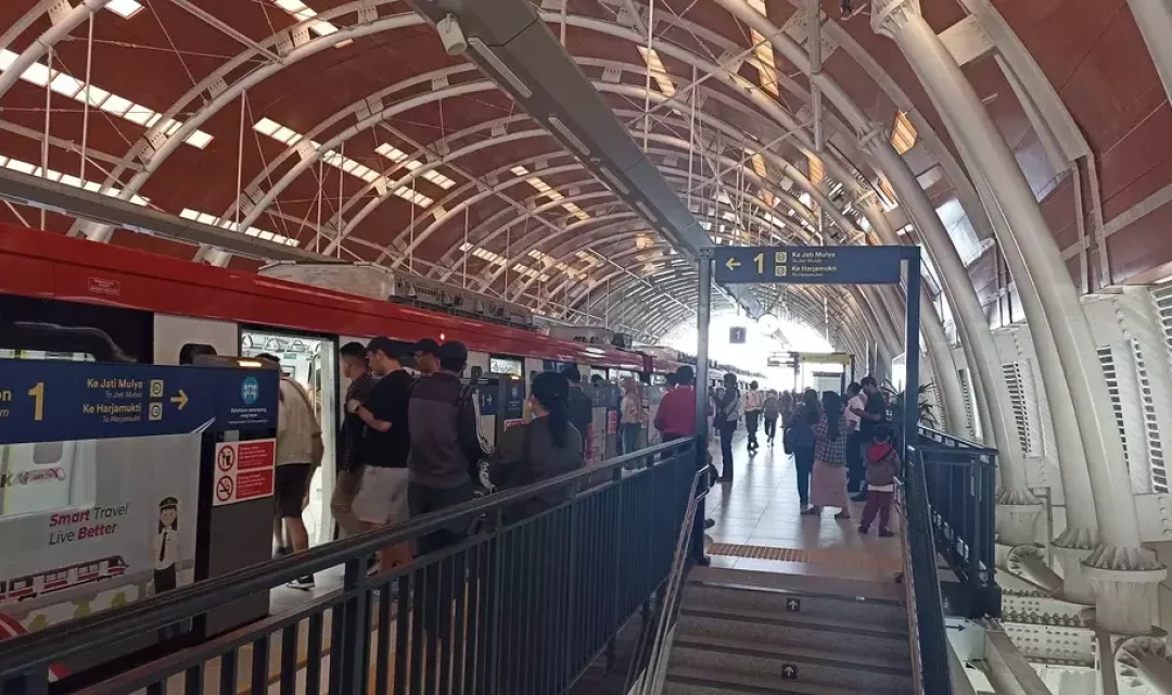 Warga naik LRT Jabodebek di Stasiun Dukuh Atas.