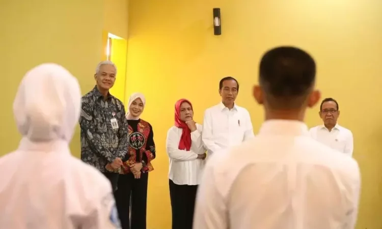 Presiden Jokowi saat mengunjungi SMKN Jateng bersama Gubernur Jawa Tengah Ganjar Pranowo di Kota Semarang, Jateng, Rabu 30 Agustus 2023. (Istimewa)