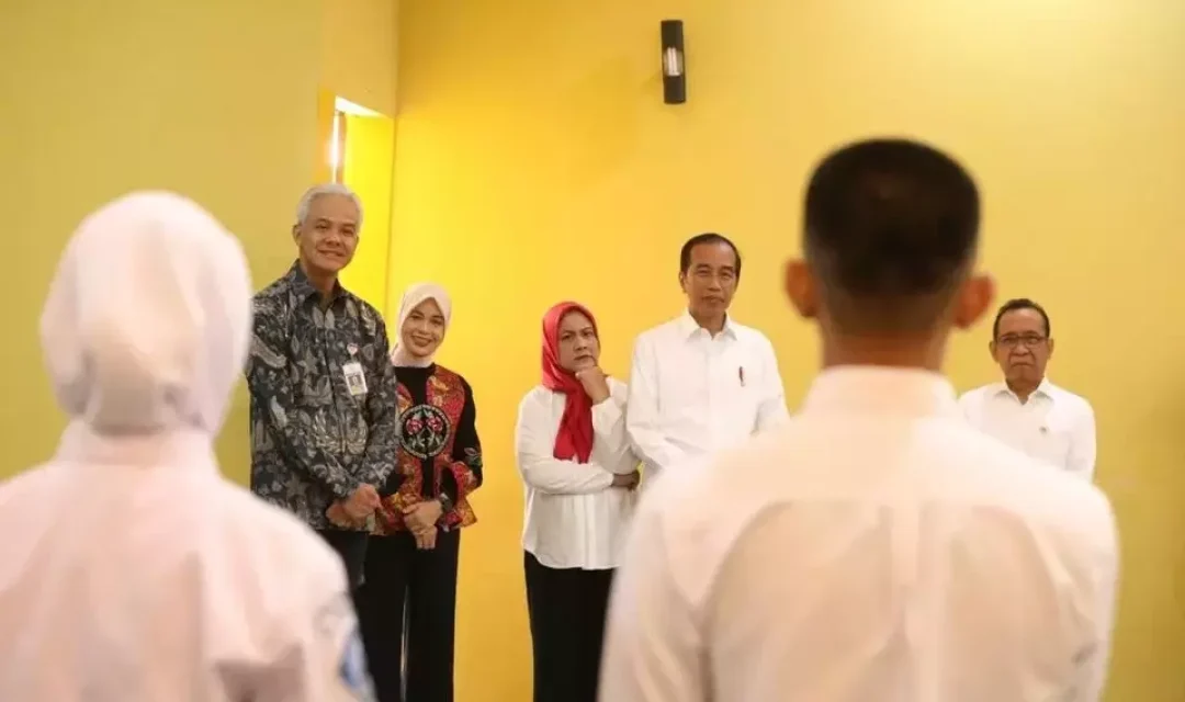 Presiden Jokowi saat mengunjungi SMKN Jateng bersama Gubernur Jawa Tengah Ganjar Pranowo di Kota Semarang, Jateng, Rabu 30 Agustus 2023. (Istimewa)